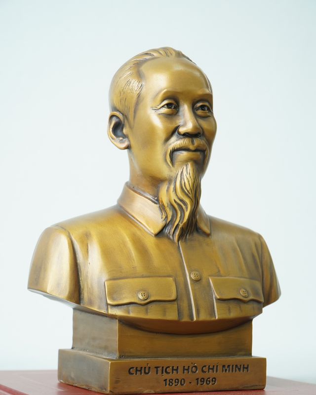 Tượng bán thân Bác Hồ bằng đồng chạm tay
