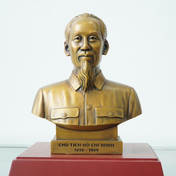 Tượng bán thân Chủ tịch Hồ Chí Minh bằng đồng