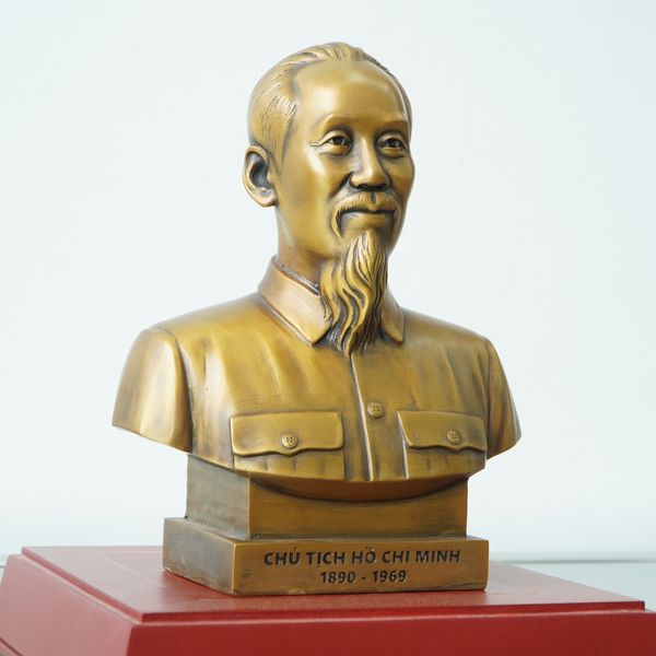 Tượng bán thân Chủ tịch Hồ Chí Minh bằng đồng