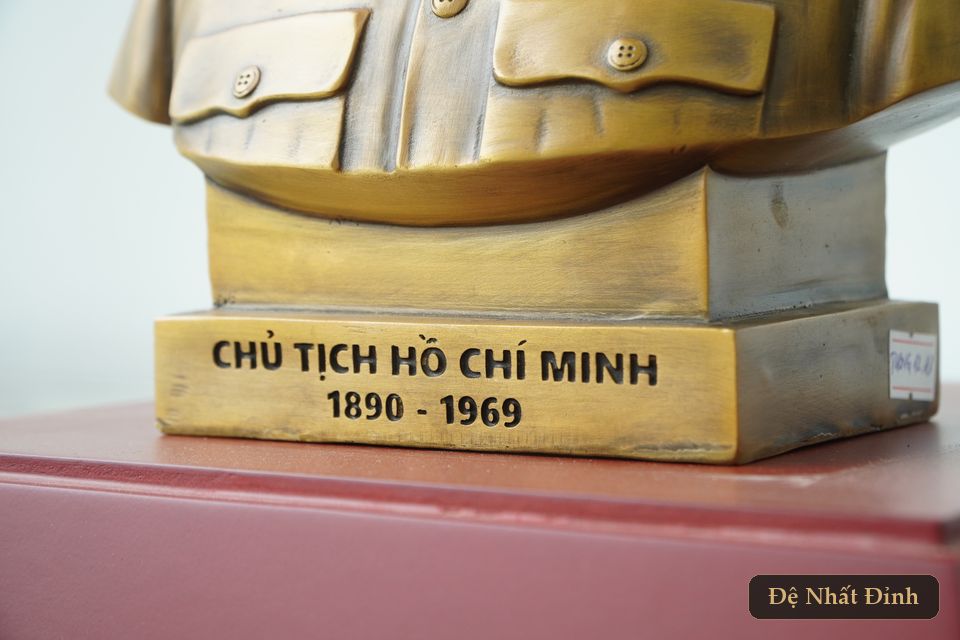 Tượng bán thân Bác Hồ bằng đồng chạm tay