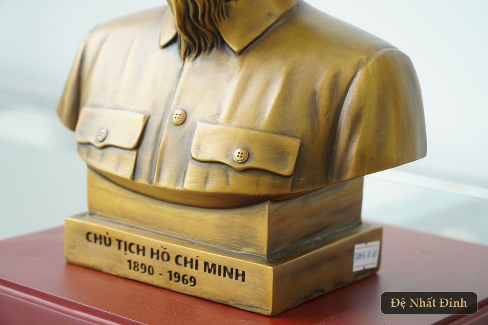 Tượng bán thân Bác Hồ bằng đồng chạm tay