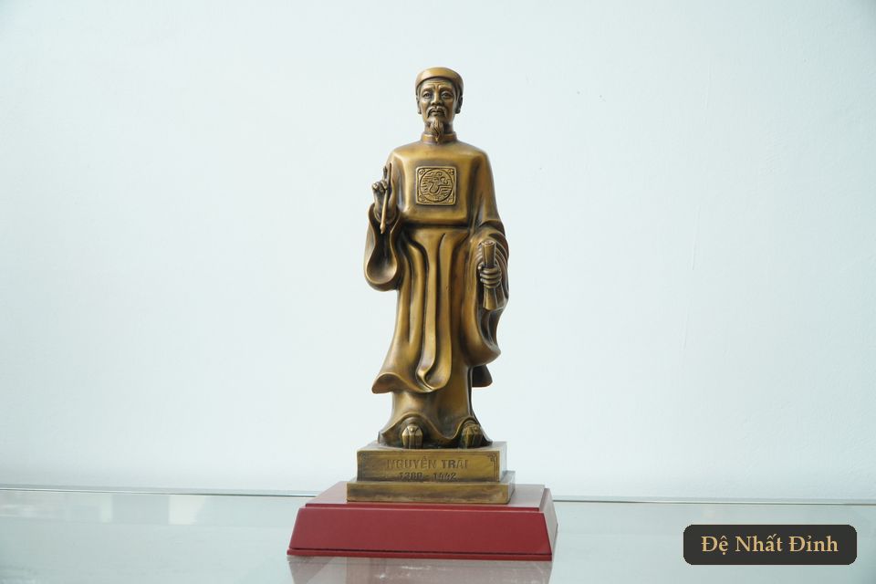 Tượng Nguyễn Trãi bằng đồng, các góc chụp