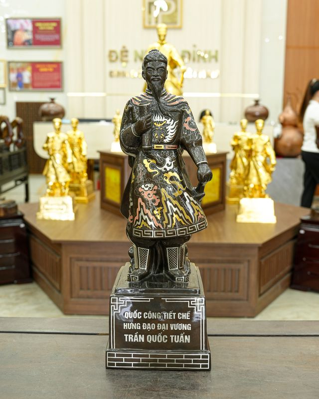 Tượng Trần Hưng Đạo khảm ngũ sắc