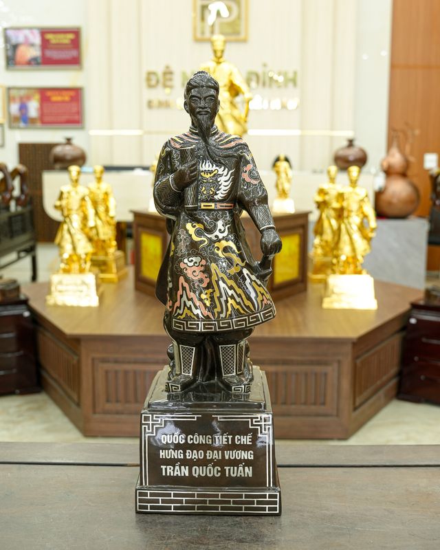Tượng Trần Hưng Đạo khảm ngũ sắc