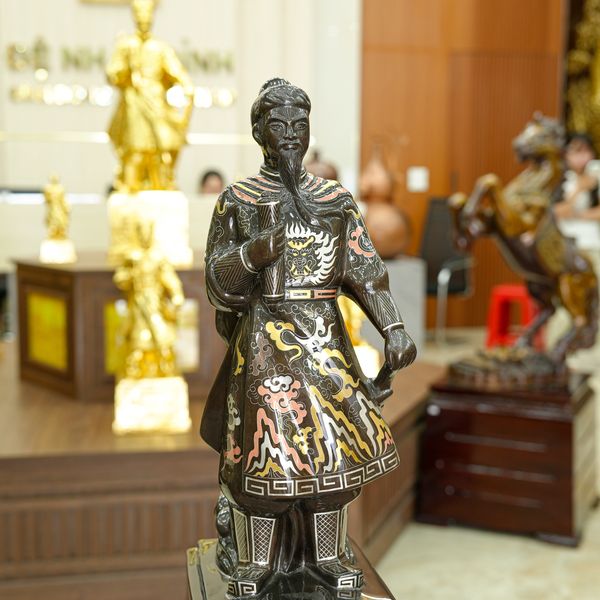 Tượng Trần Hưng Đạo khảm ngũ sắc