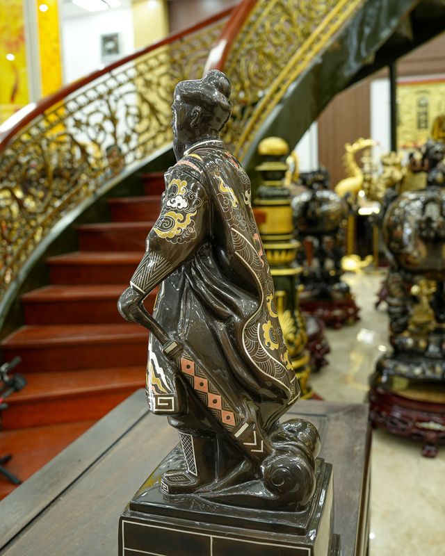 Tượng Trần Hưng Đạo khảm ngũ sắc