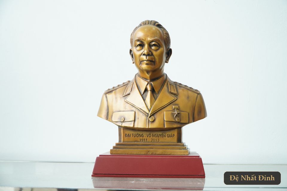 Tượng bán thân Đại tướng Võ Nguyên Giáp bằng đồng
