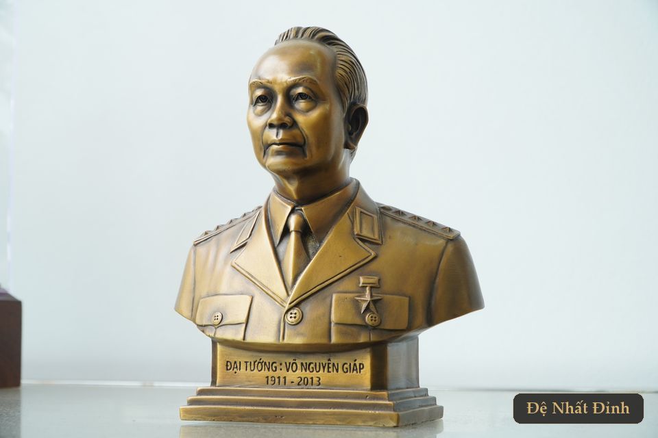 Tượng bán thân Đại tướng Võ Nguyên Giáp bằng đồng