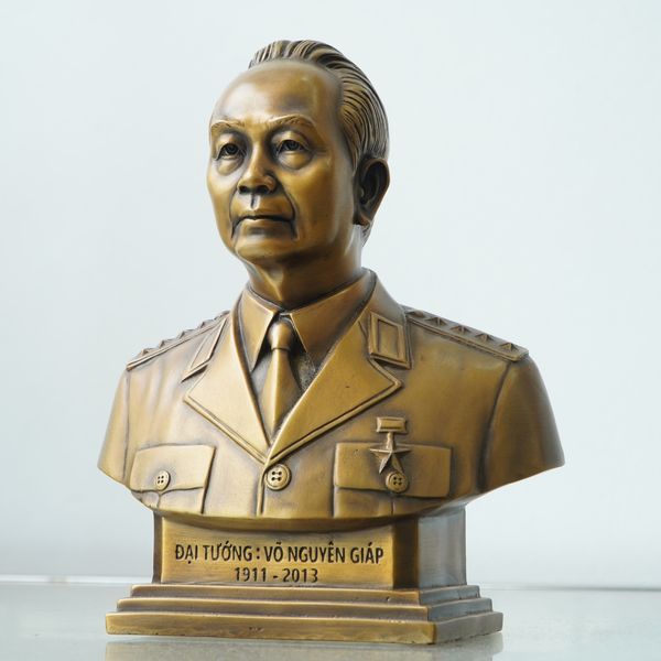 Tượng bán thân Đại tướng Võ Nguyên Giáp bằng đồng