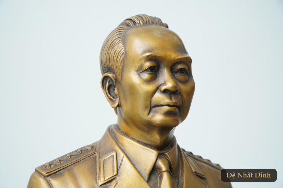 Tượng bán thân Đại tướng Võ Nguyên Giáp bằng đồng