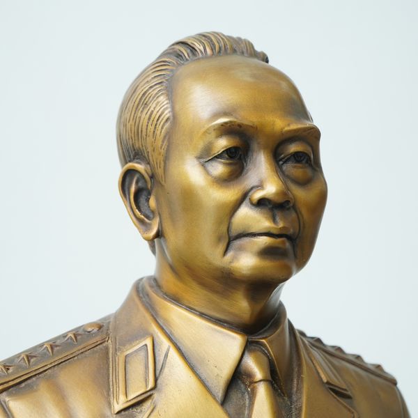 Tượng bán thân Đại tướng Võ Nguyên Giáp bằng đồng