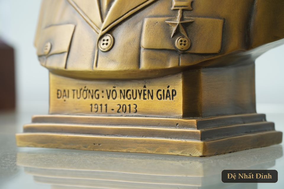 Tượng bán thân Đại tướng Võ Nguyên Giáp bằng đồng