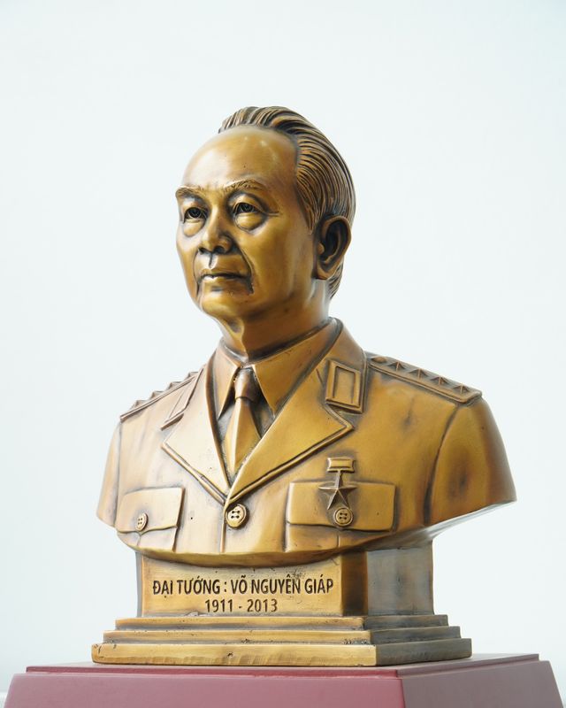 Tượng bán thân Đại tướng Võ Nguyên Giáp bằng đồng